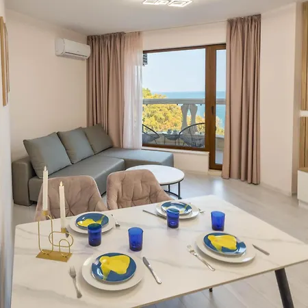 Апартаменти Luxurious Beachfront With Private And Panoramic Views In La Complex Варна