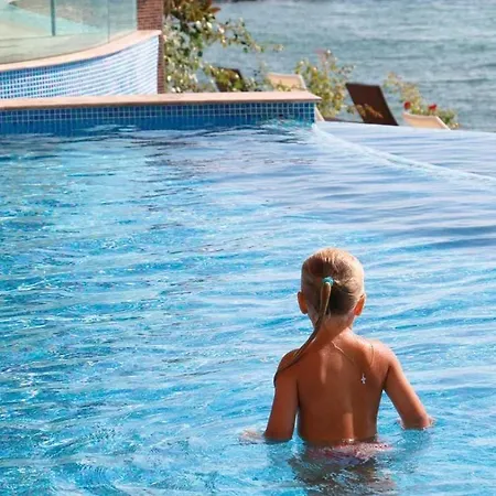 Апартаменти Luxurious Beachfront With Private And Panoramic Views In La Complex